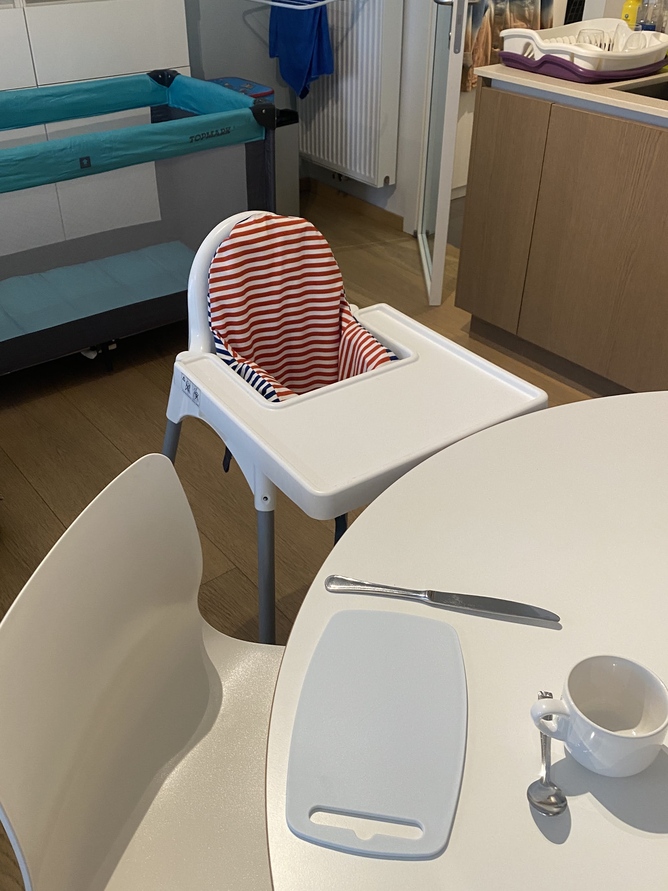 Travel cot and high chair in the apartment; the travel cot cannot be placed in the bedroom