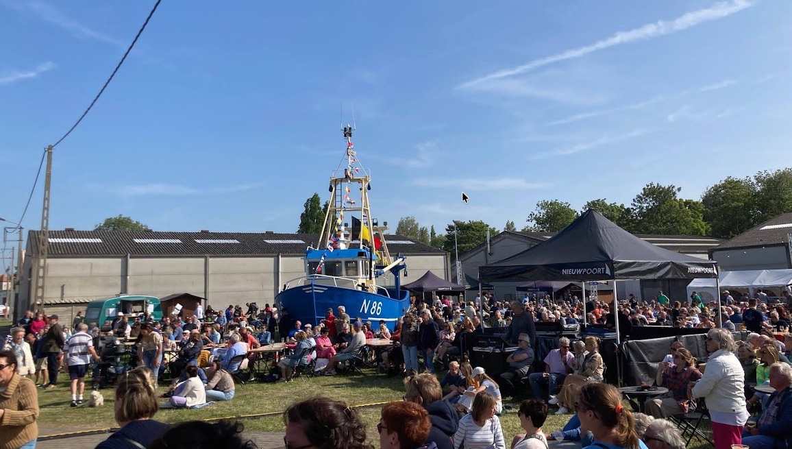 Bezoekers genieten van een avondmarkt bij de visserijhaven in Nieuwpoort