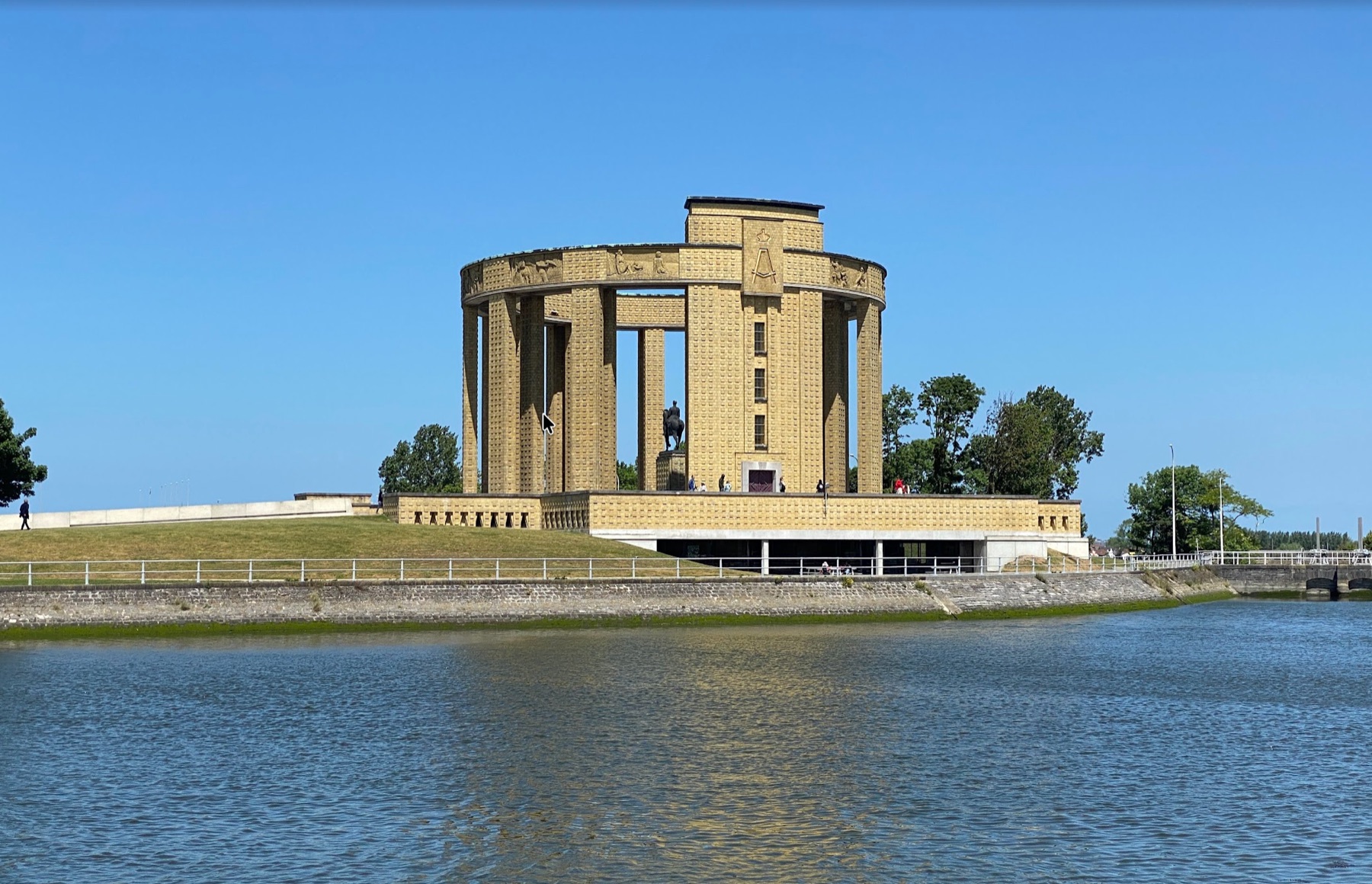 Koning Albert I-monument aan de IJzer in Nieuwpoort