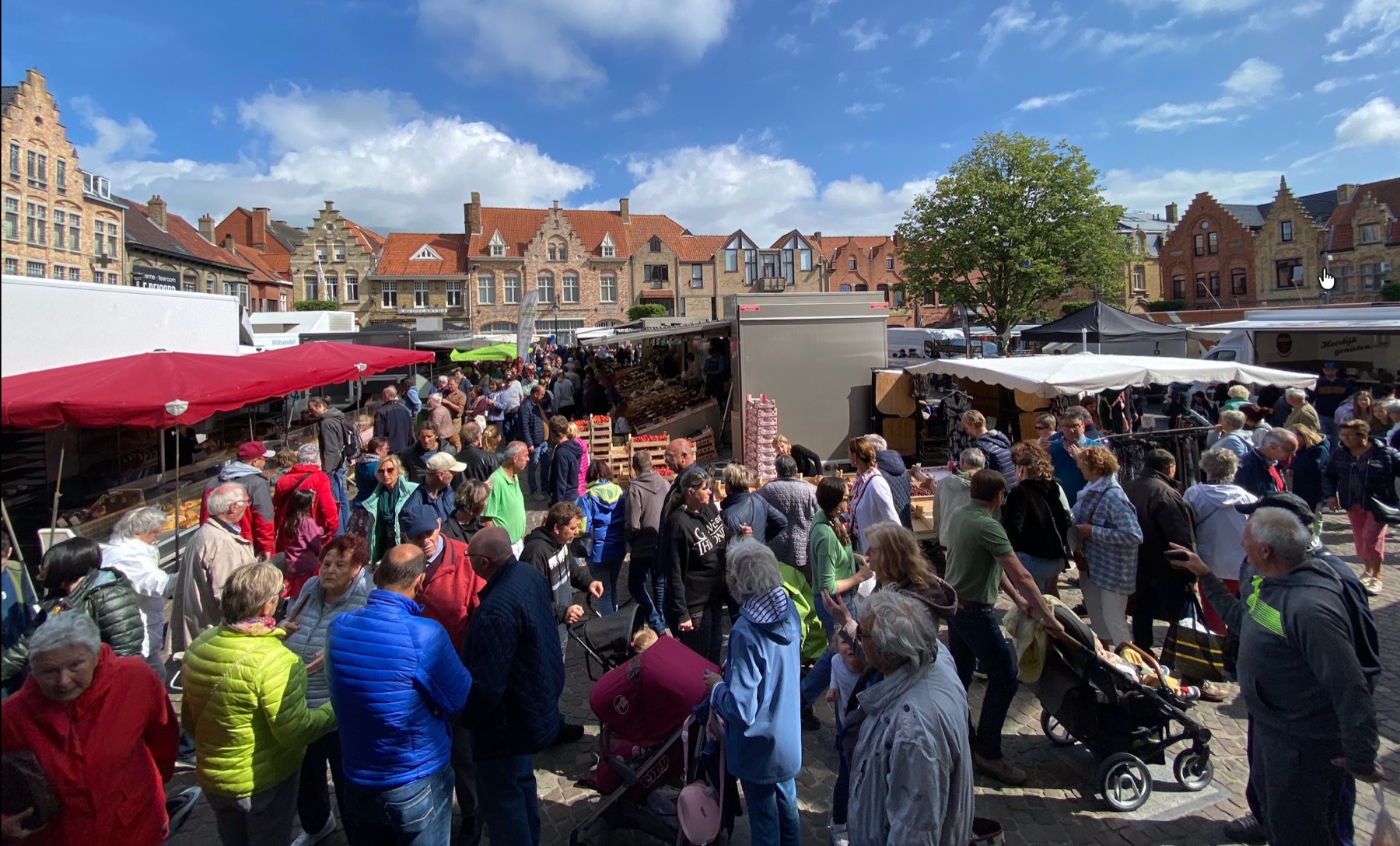 Drukke vrijdagmarkt op het Marktplein in Nieuwpoort-Stad